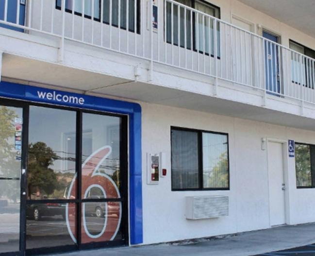 15501_Motel6_outside.jpg