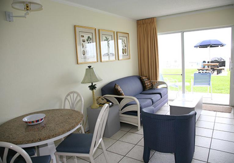 traders inn beach club