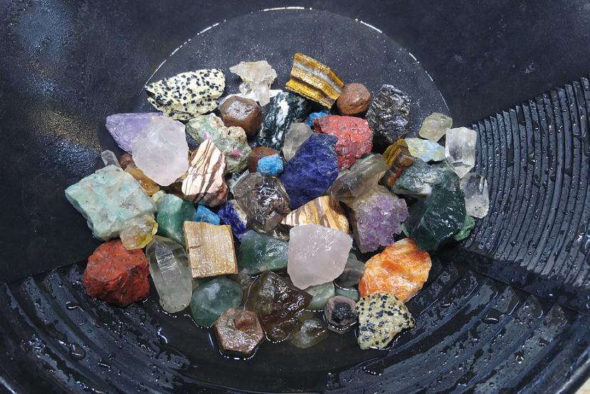 Emerald Hollow Mine Pan With Rocks