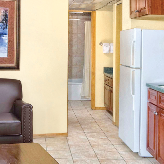 durango-co-wyndham-durango-one-bedroom-kitchen-living-area-guest-bath-1920x480