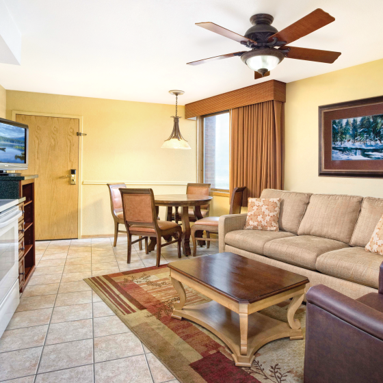 durango-co-wyndham-durango-one-bedroom-kitchen-living-dining-area-400x300.png