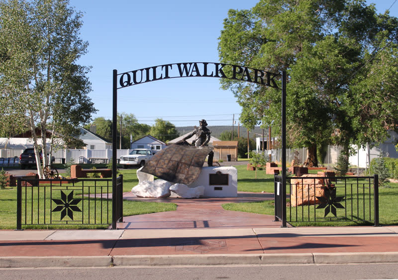 quilt-walk-statue