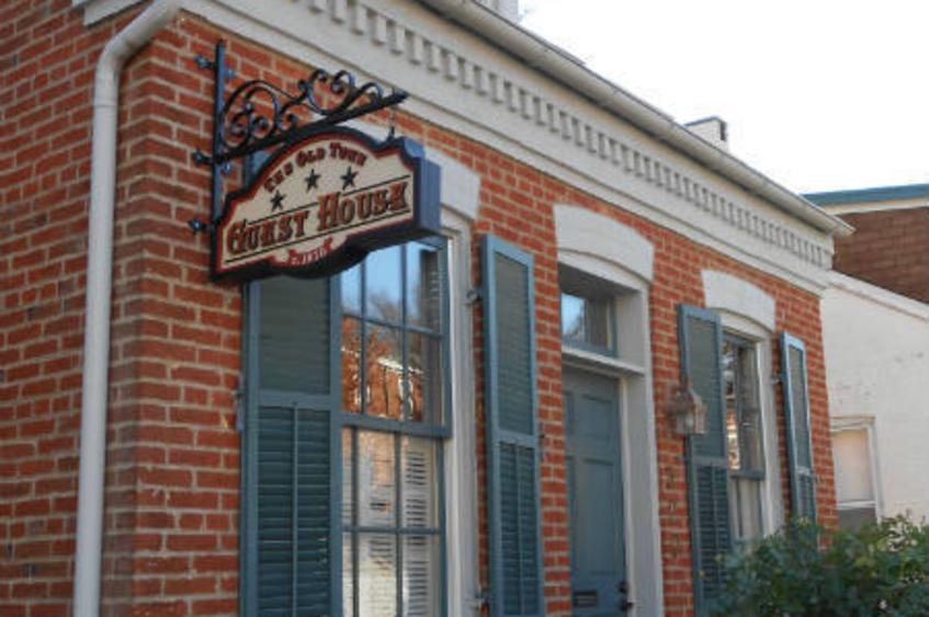 The Old Town Guest House (circa 1870) Saint Charles, MO 63301