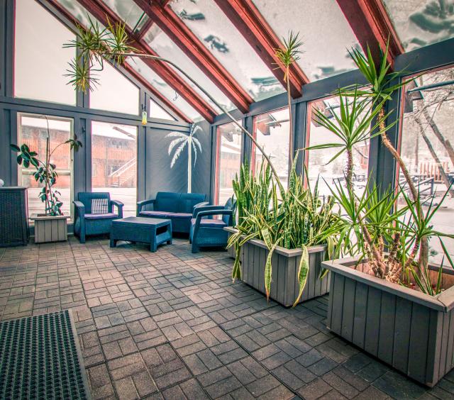 River_Pool Lounge