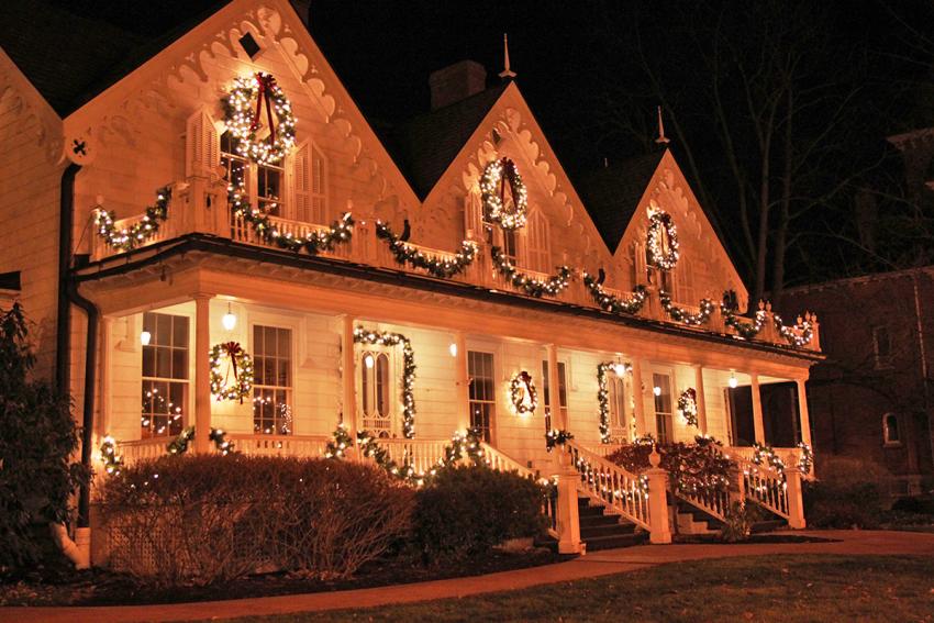 foster-cottage-clifton-springs-exterior-winter-lights