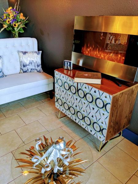 waiting area of repertoire restaurant in florence ky with fireplace, books, couch and octopus table