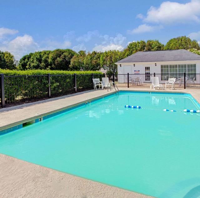 Baymont Inn & Suites Outdoor Pool
