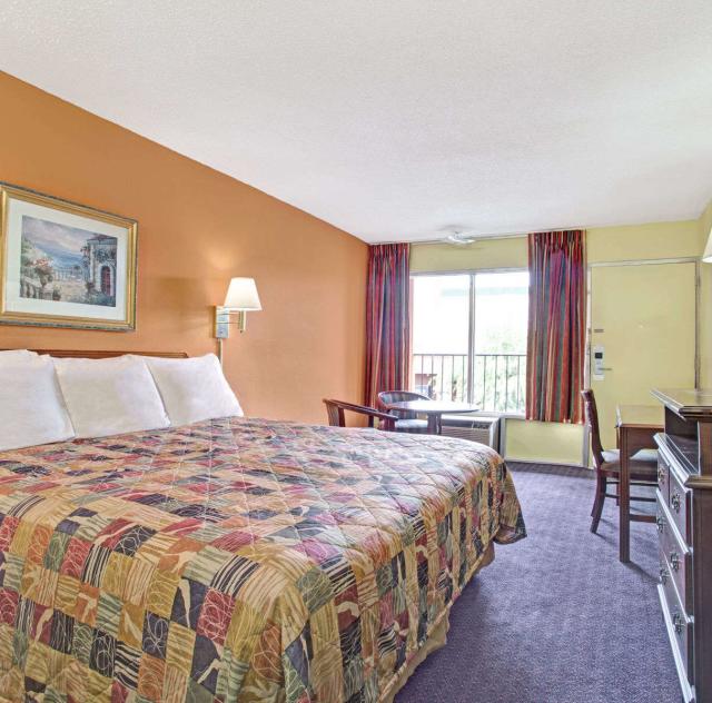 Days Inn Benson King Room