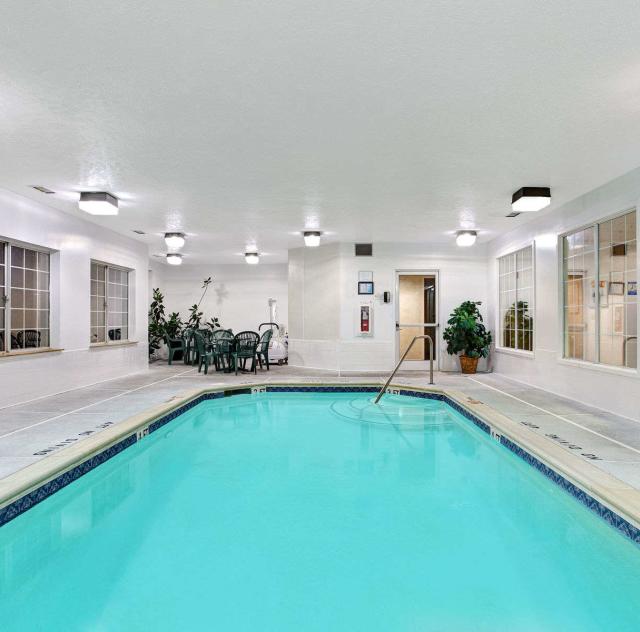 Super 8 Smithfield Indoor Pool