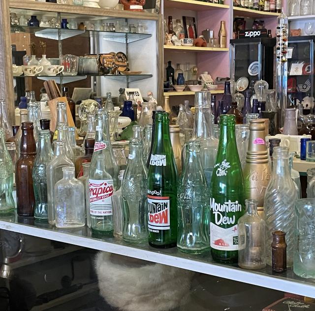 COUNTRY BOY ANTIQUES & BOTTLE SHOP