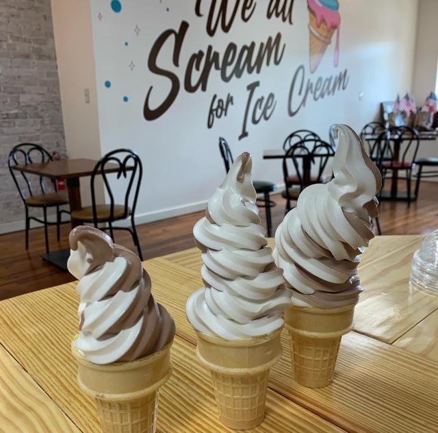 sisters two icecream 2000x1500 72dpi