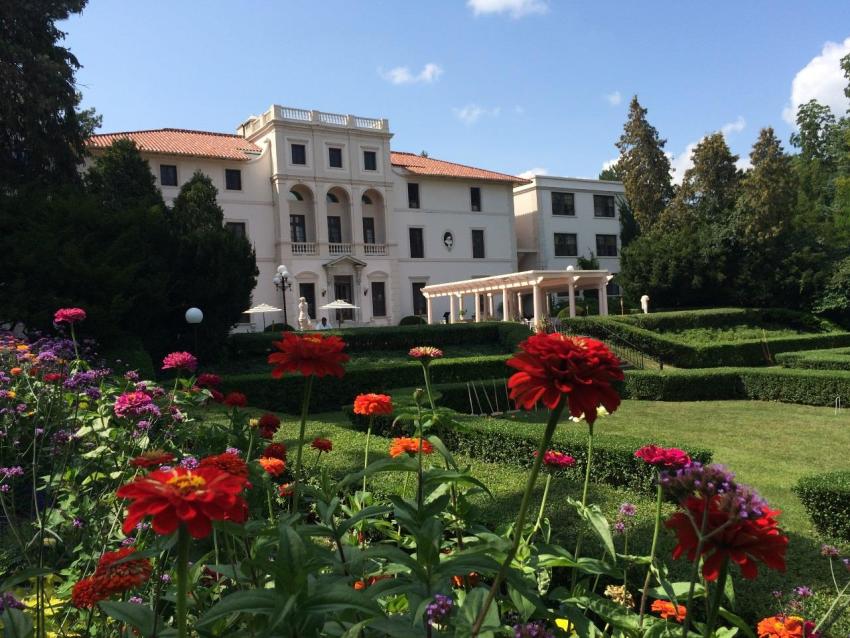 geneva-on-the-lake-exterior