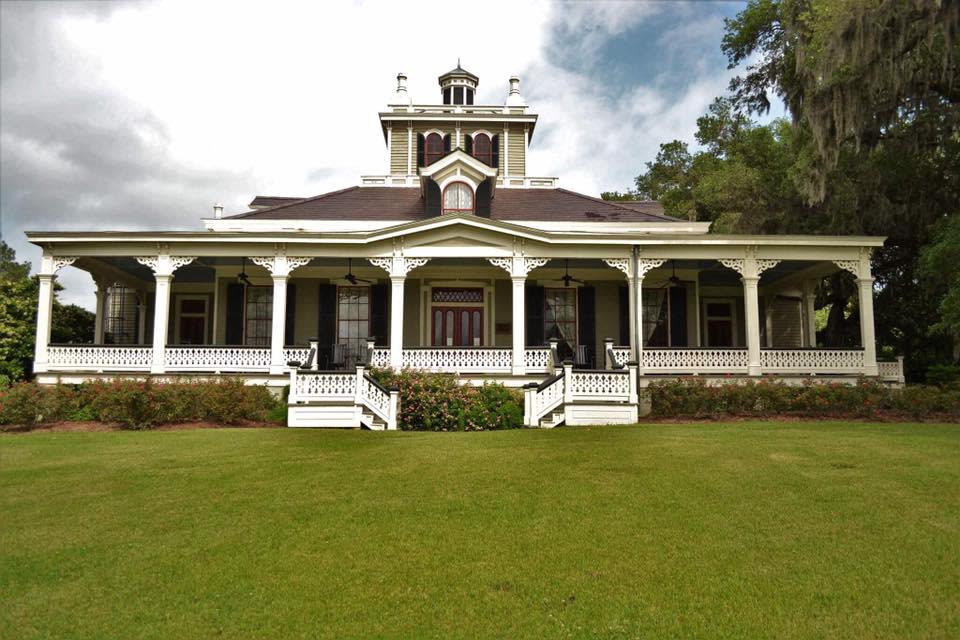 Front view of Rip Van Winkle Gardens on Jefferson Island.