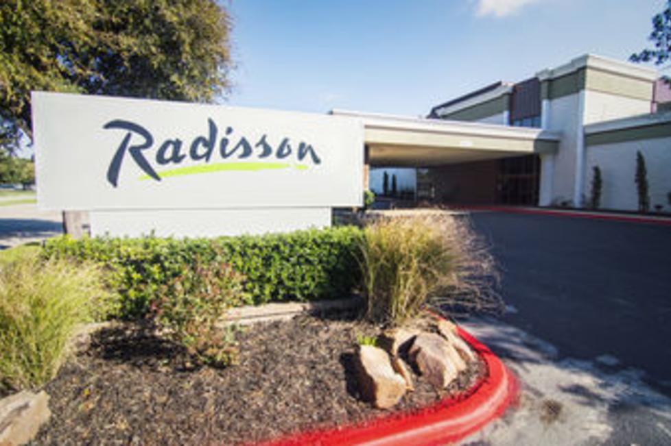 Entrance to Radisson Fort Worth South