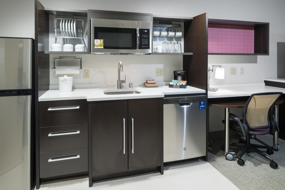 Home2 Suites by Hilton - Fort Worth Cultural District Kitchen and Desk