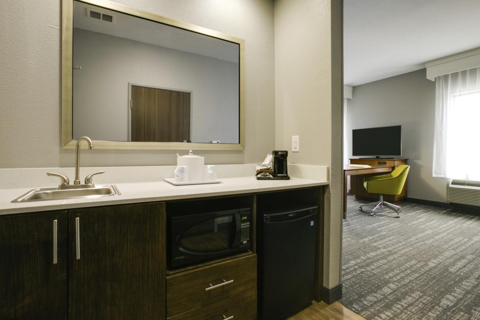 hampton suite wet bar