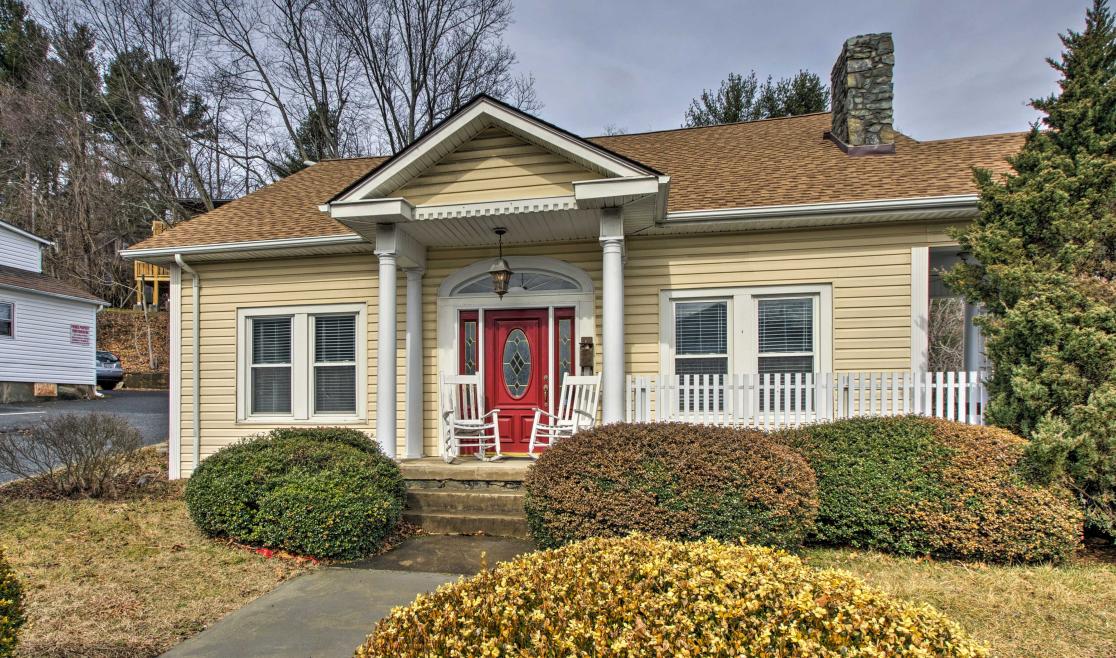 White Fence Farm Downtown Boone cottage