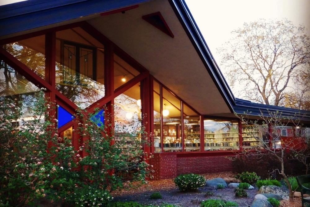 Lake Geneva Public Library