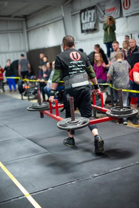 Athlete pushes himself in this Strongman event!