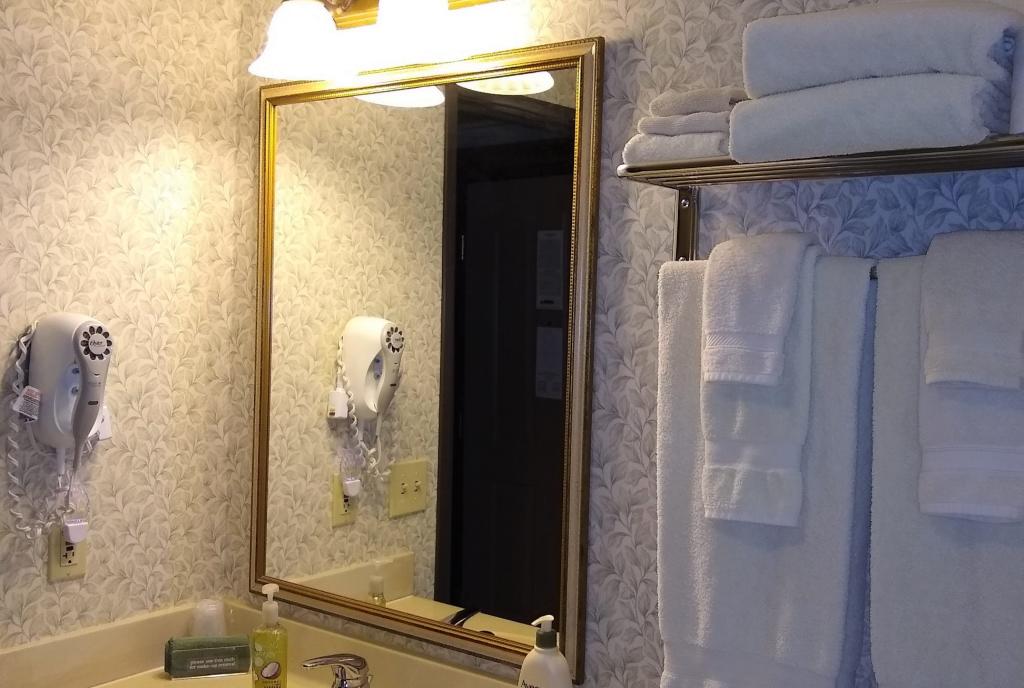 Hearthstone Inn Double Queen Bathroom