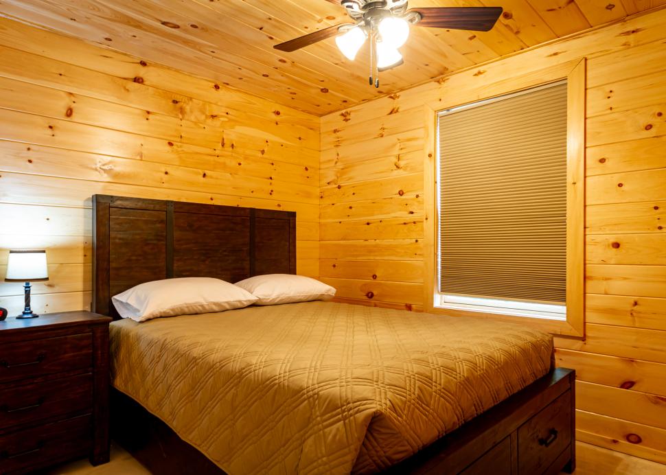 Cabin C Queen bedroom