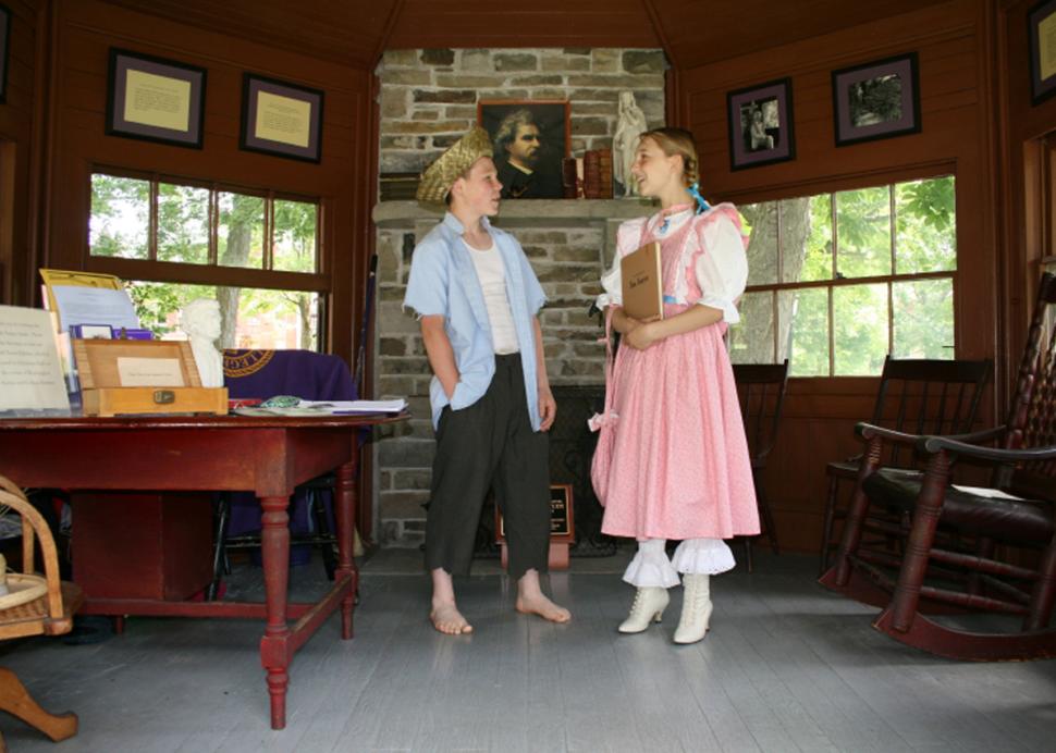 People dressed up as Tom Sawyer and Becky Thatcher at the Mark Twain Study