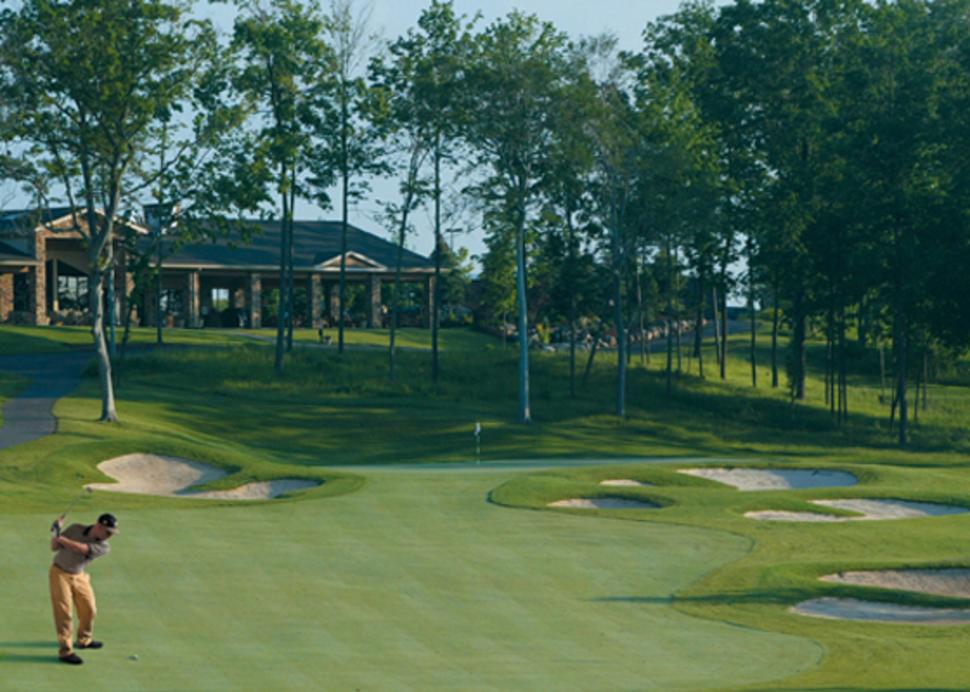 Ravenwood-Victor-golf-course-clubhouse-golfer