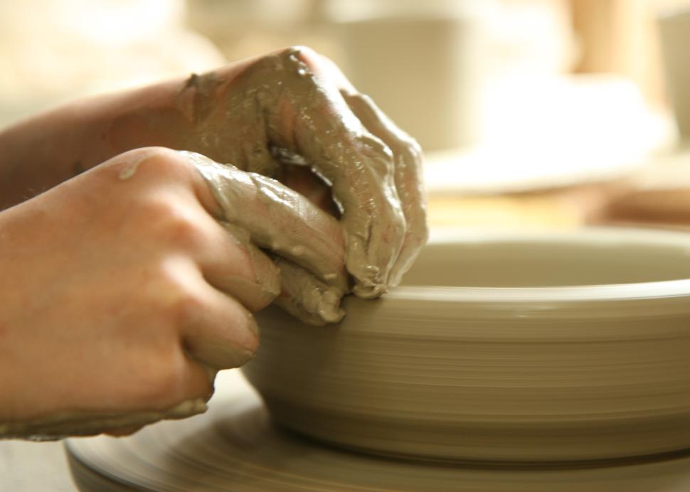 Wizard-of-Clay-Bloomfield-hands-making-bowl