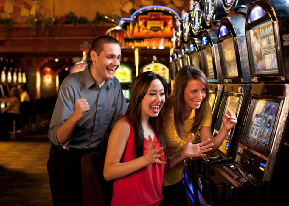 finger-lakes-gaming-and-racetrack-farmington-happy-patrons