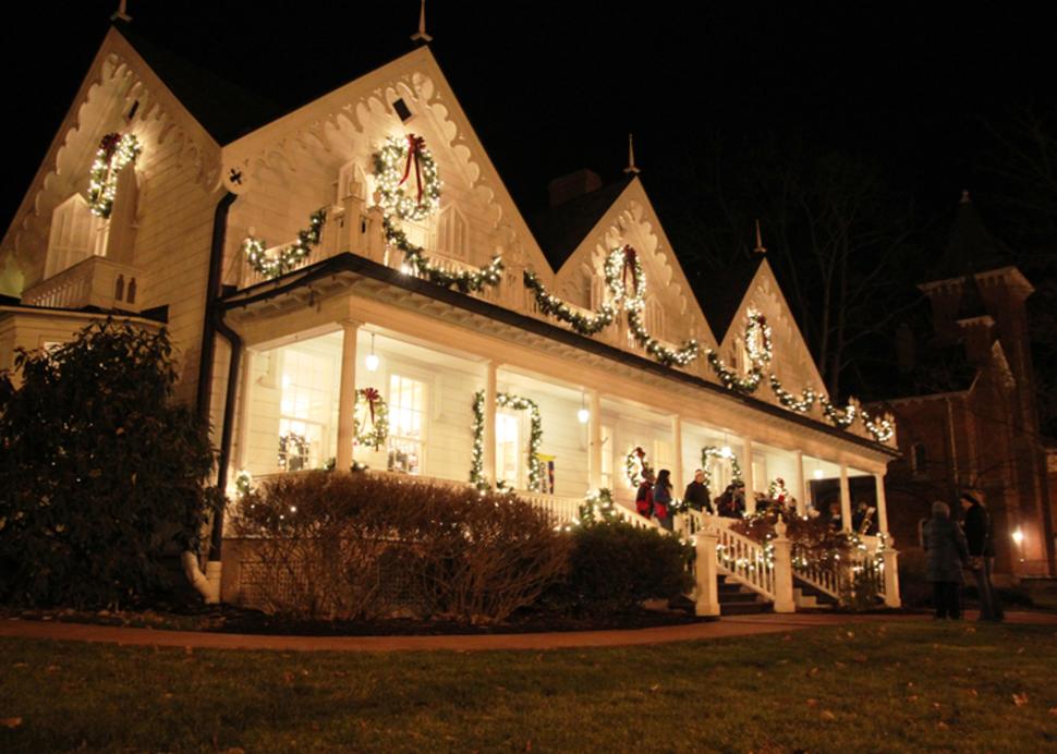 foster-cottage-museum-clifton-springs-exterior-christmas-people