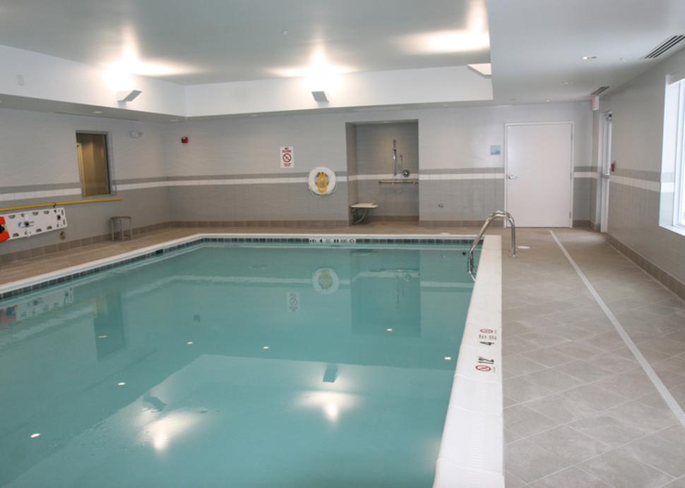 holiday-inn-canandaigua-pool