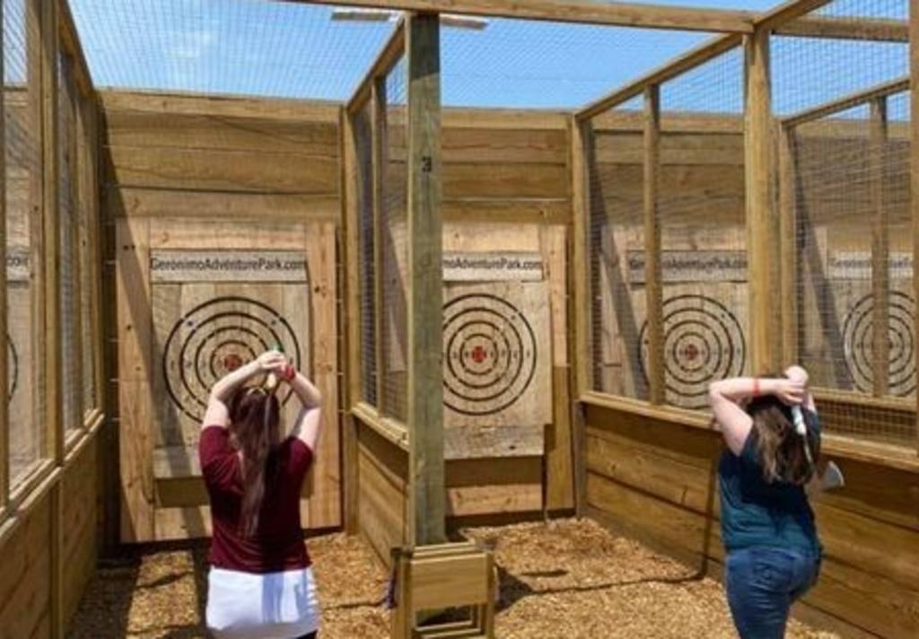 Geronimo - ax throwing 1