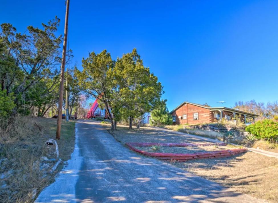 Front of house w Circular Driveway