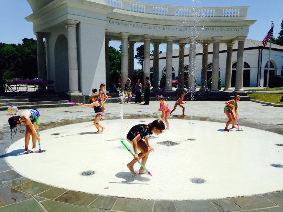 Children at play in the splashpad at Parc Lafayette