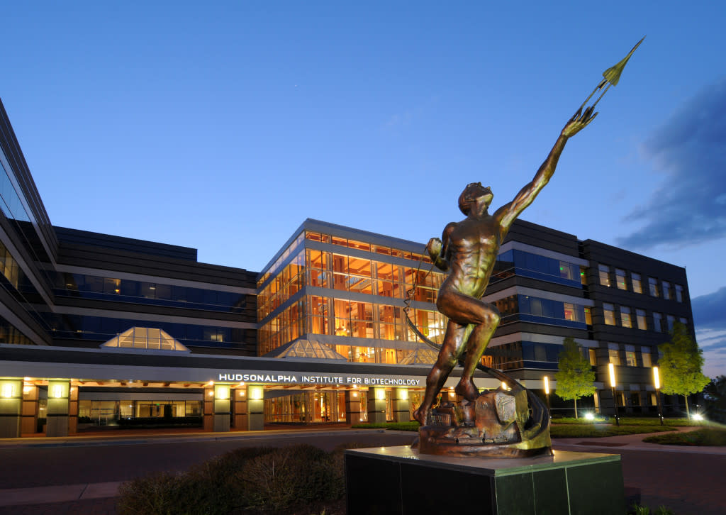 HudsonAlpha-Bldg-with-Statue-1-Night-1024x726