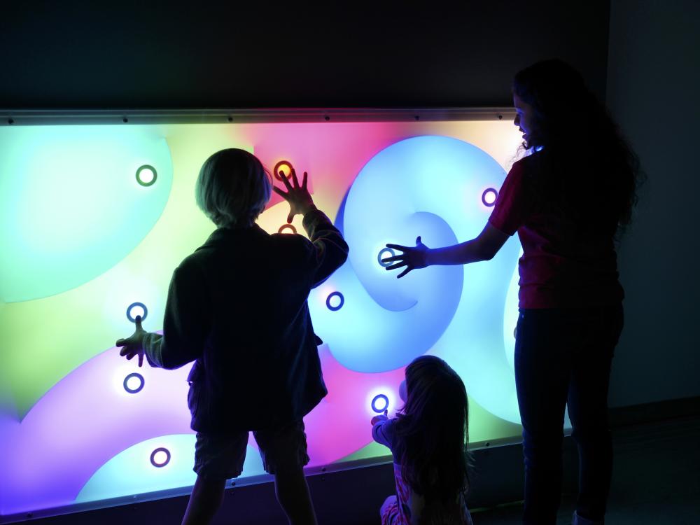 Children at the Thinkery Light Lab