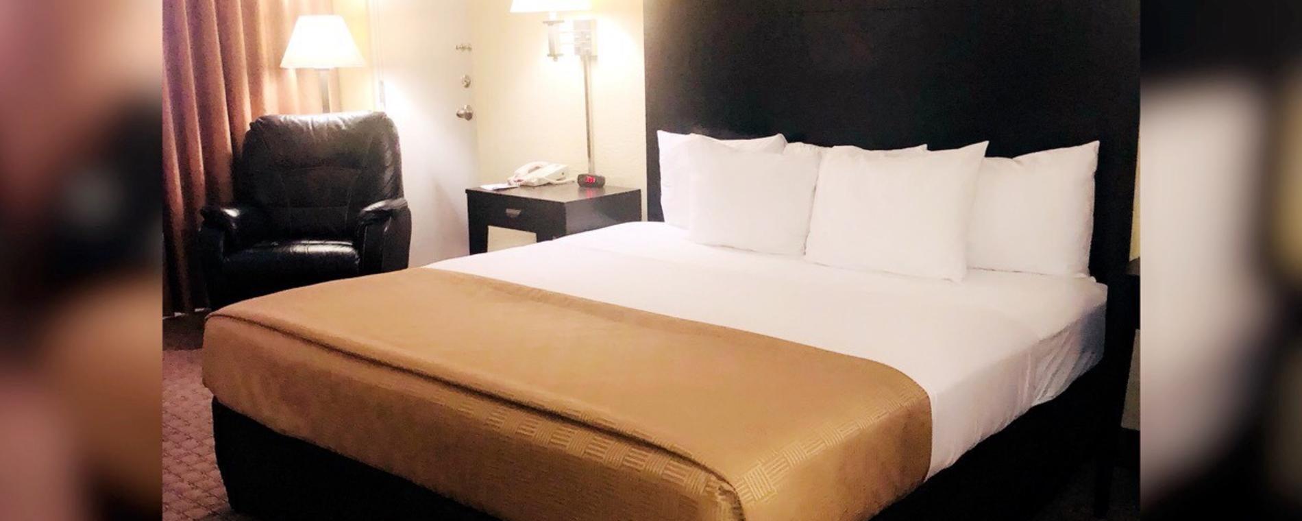 Clarion King Room Visit Wichita