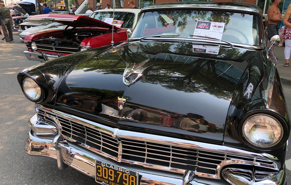 Vintage cars at Hot nite in the city