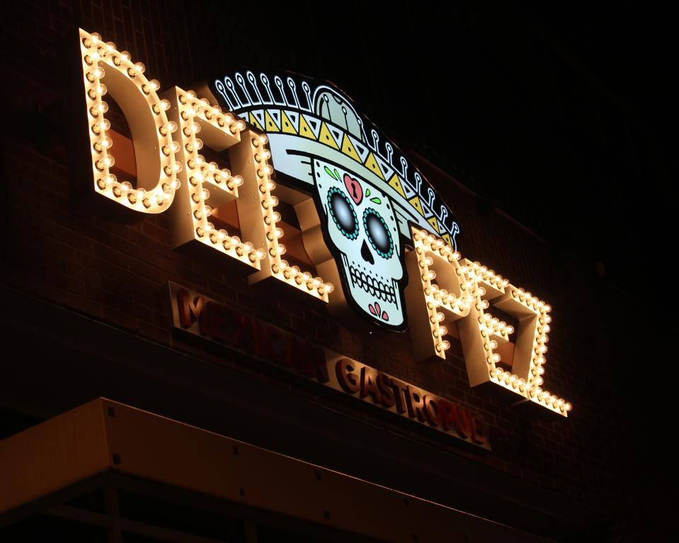 Del Pez Sign