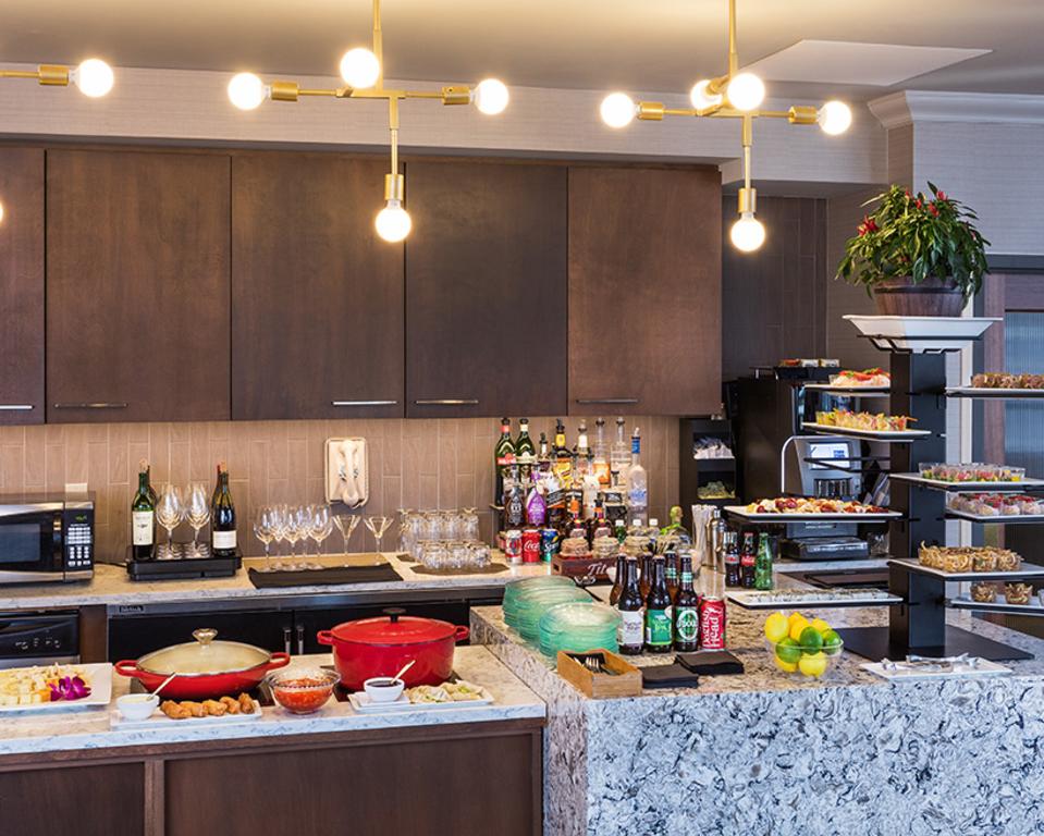 Executive Lounge features weekday evening receptions