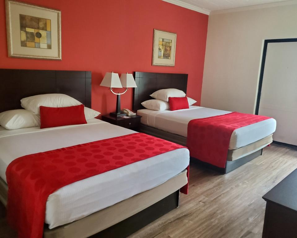 2 Queen Beds