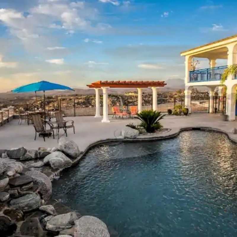 Le Grand Bleu with Pool in Heart of Wine Country