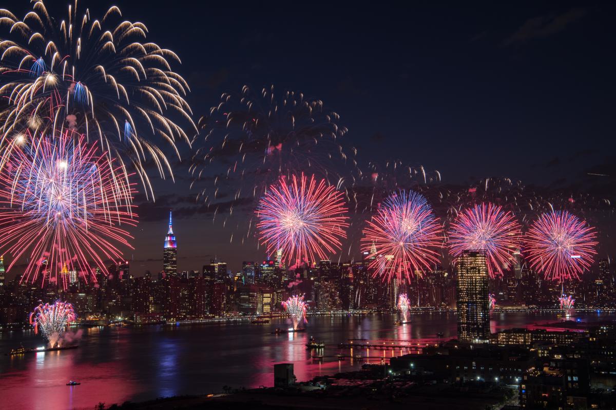 03_MacysFireWorks-2017-Williamsburg-brooklyn-nyc-JulienneSchaer-ph009