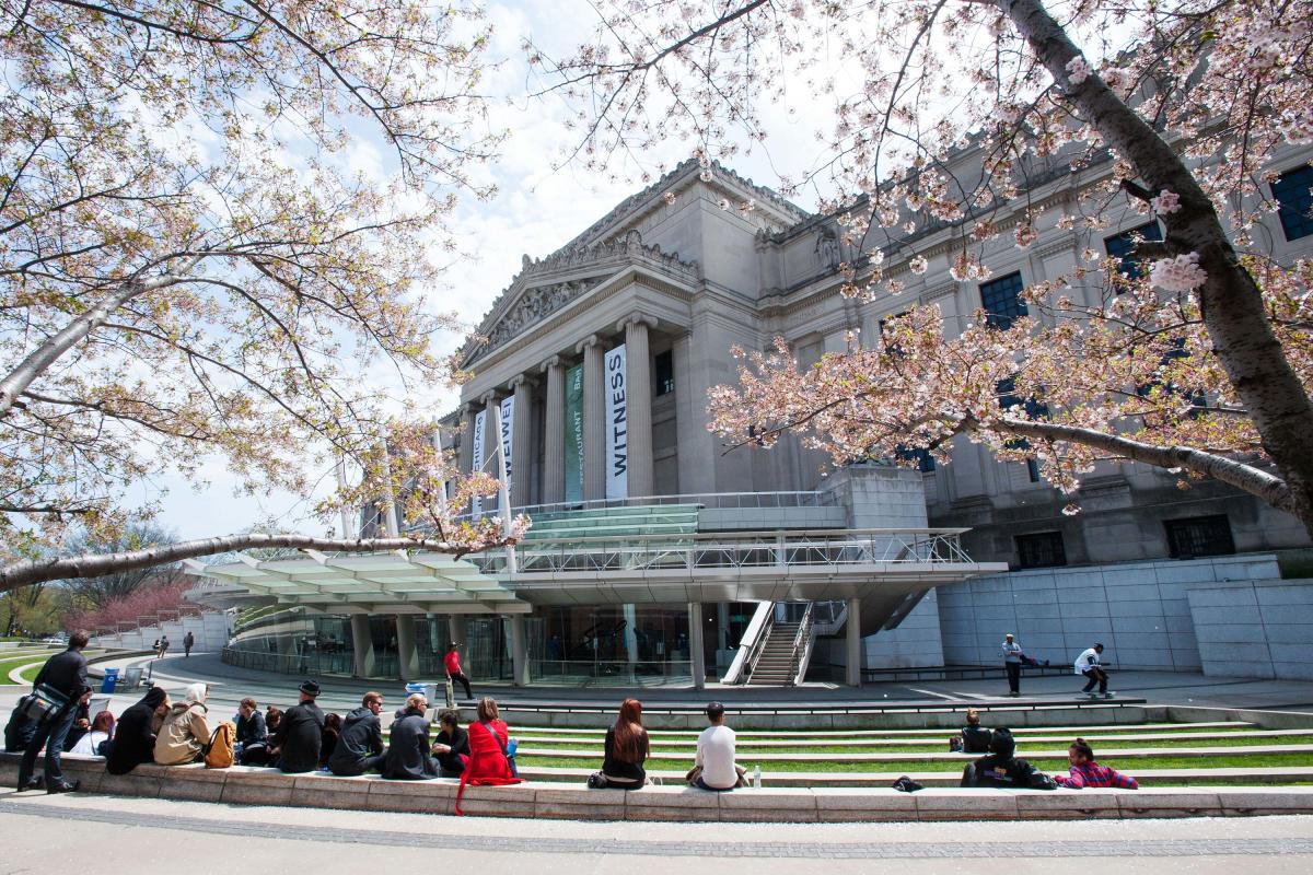brooklyn museum, exterior, spring