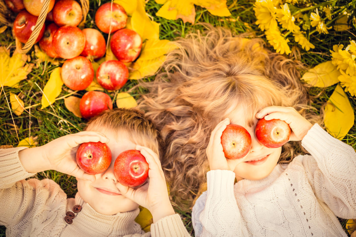 Kid's playing with apples