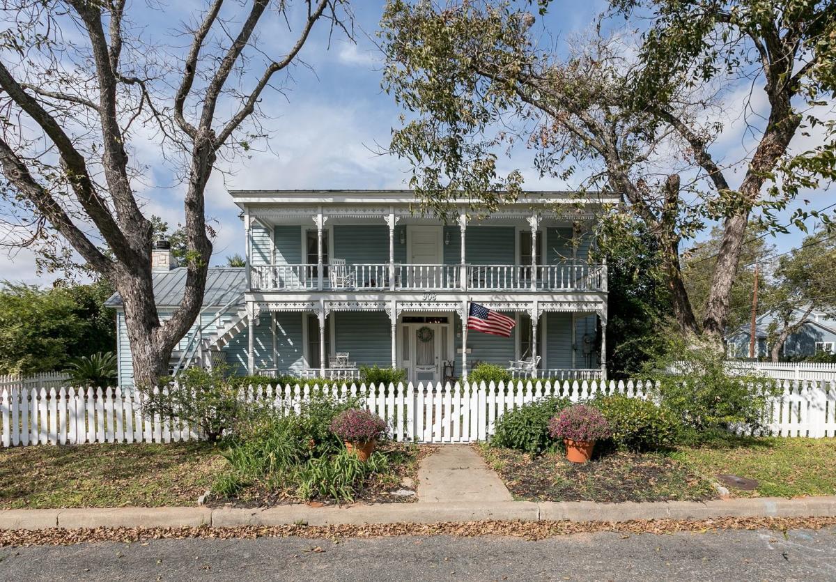 Crockett House Bed & Breakfasts / Guesthouses / Inns