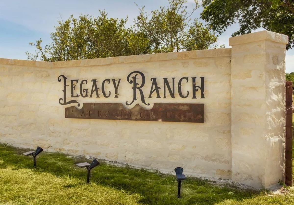 Legacy Ranch Dr. Okerholm Loghaus, N.K. Harper Barnhouse, Sieben Salthaus