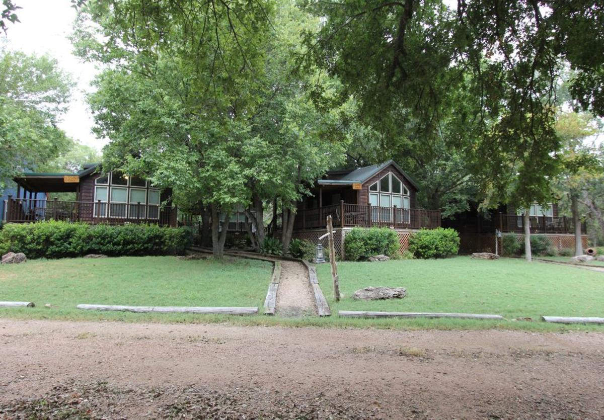 Mendelbaum Winery Guest Cabins New
