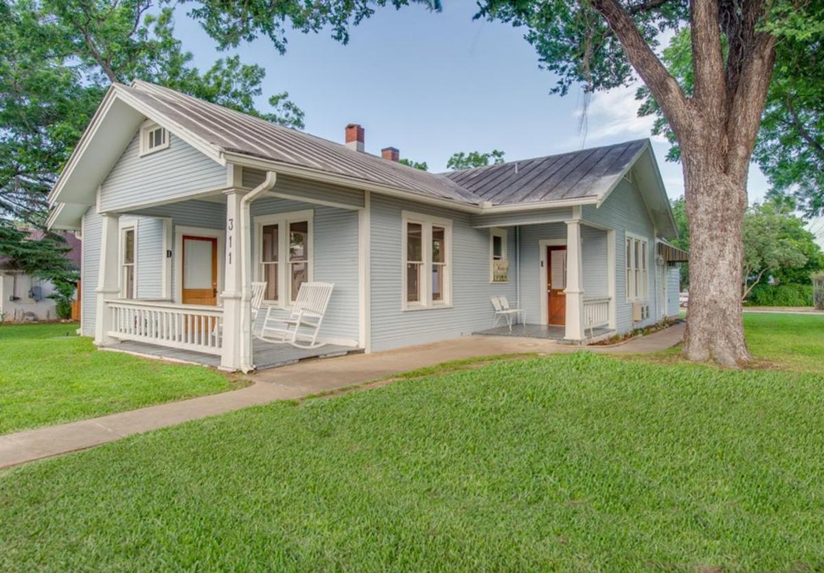 The Blue House at Peach Tree Inn