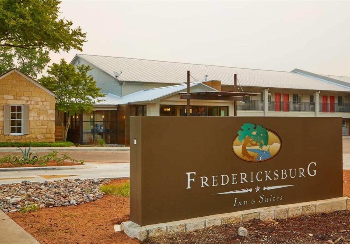 Fredericksburg Inn & Suites
